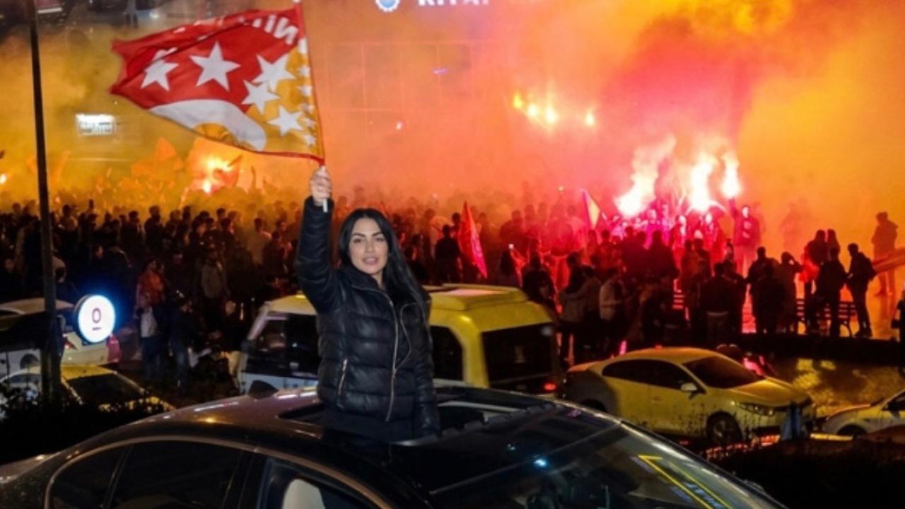 Galatasaraylı taraftarlar sokaklara döküldü