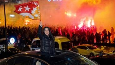 Galatasaraylı taraftarlar sokaklara döküldü