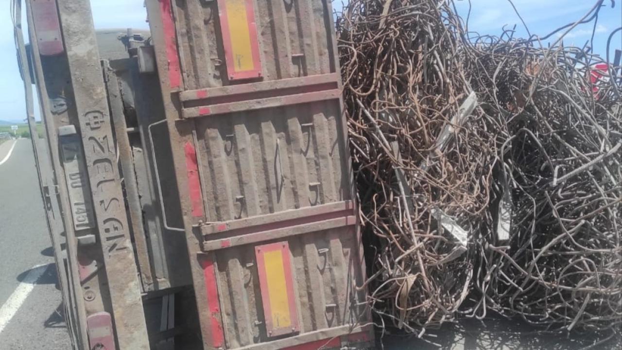 Hurda demiri yüklü tır devrildi: 1 yaralı