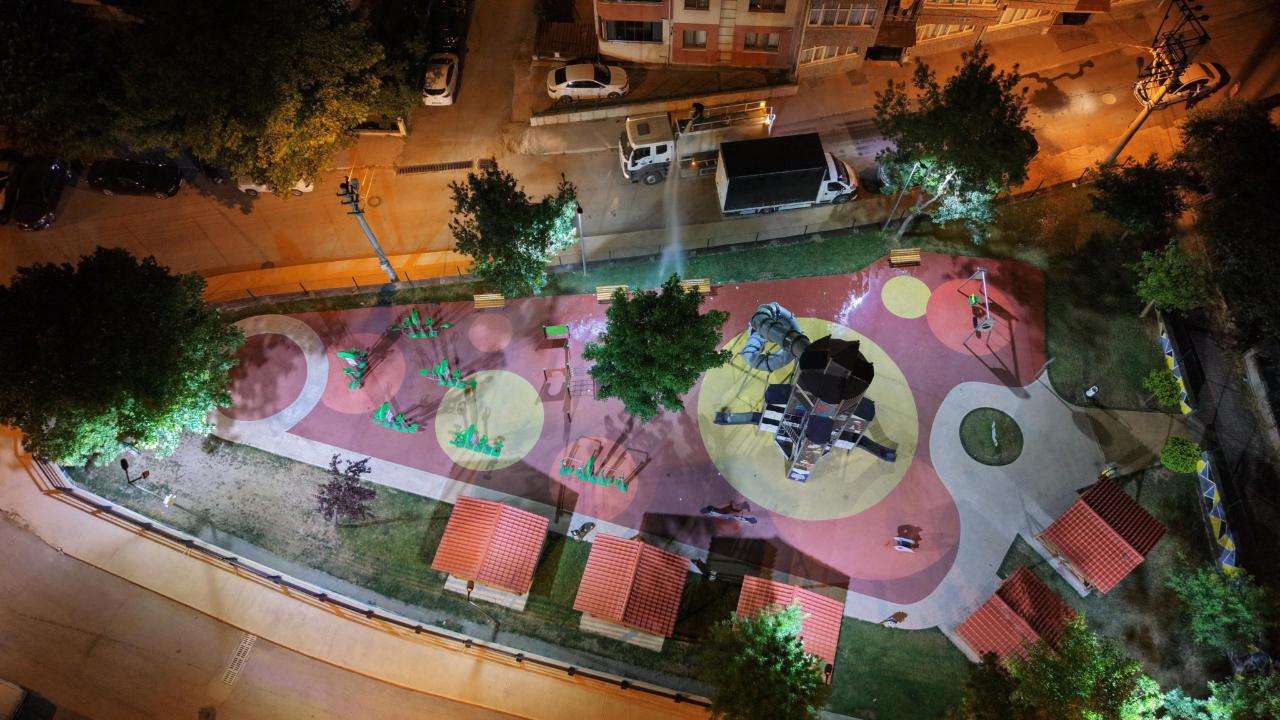 KARABÜK BELEDİYESİ'NDEN YAZ SICAĞINA KARŞI GECE MESAİSİ