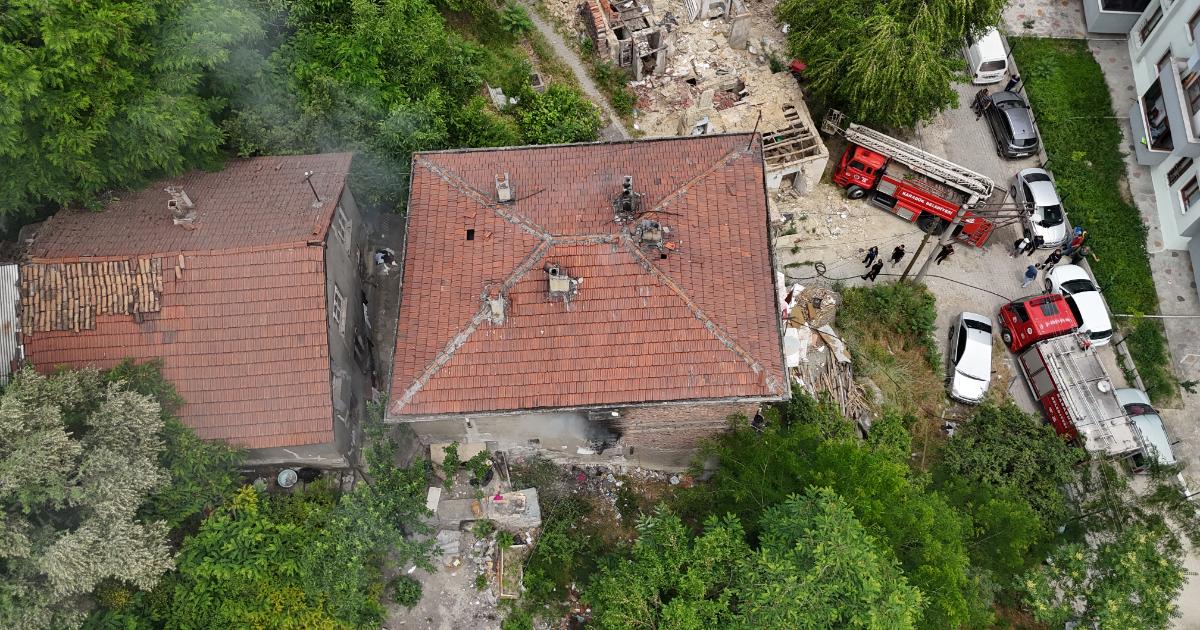 Karabük'te üç katlı evde yangın paniği