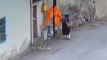 Elektrik Direğinden Yatak Örtüsü Hırsızlığı Kamerada