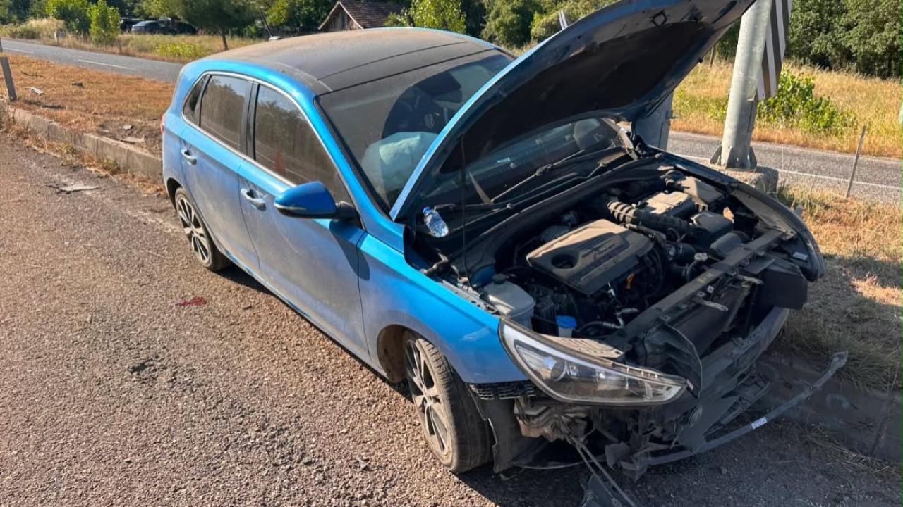 Refüje çarpan otomobildeki 2'si çocuk 4 kişi yaralandı