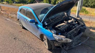 Refüje çarpan otomobildeki 2'si çocuk 4 kişi yaralandı