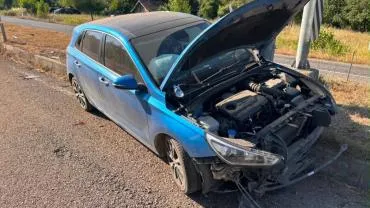 Refüje çarpan otomobildeki 2'si çocuk 4 kişi yaralandı