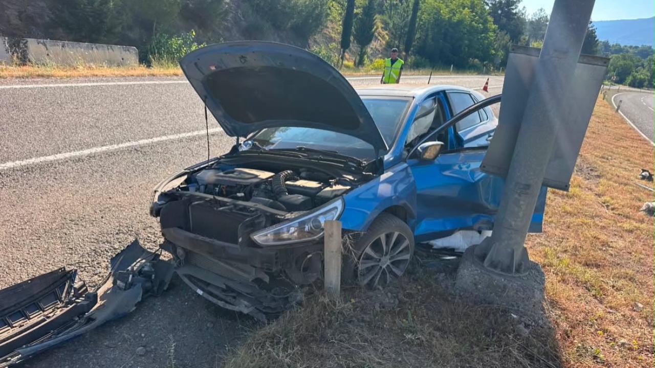 Refüje çarpan otomobildeki 2'si çocuk 4 kişi yaralandı