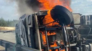 Safranbolu’da devrilen çakıl yüklü tır alev aldı, bir kişi yaralandı