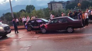 Yenice’de iki otomobil çarpıştı: 1'i çocuk 4 yaralı